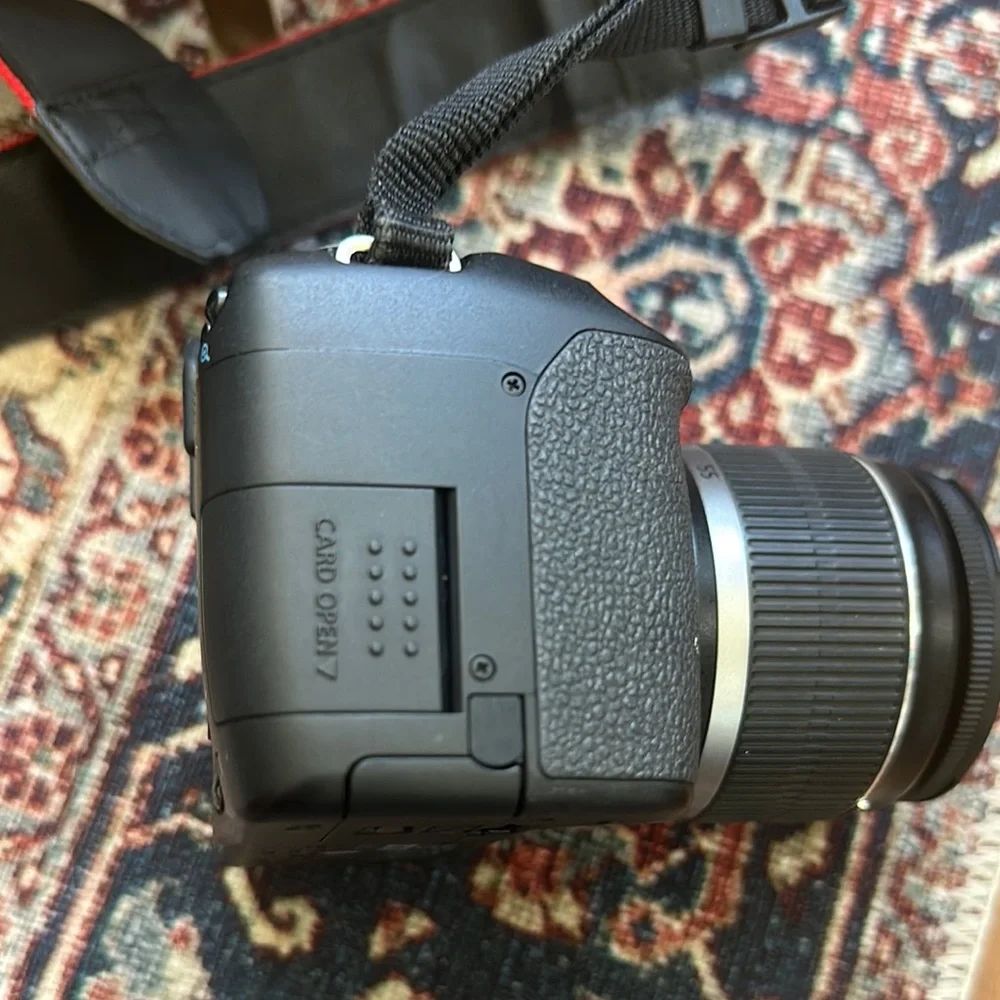 Canon EOS Digital Camera with Black Finish! Zoom lens! W/ charger and camera bag